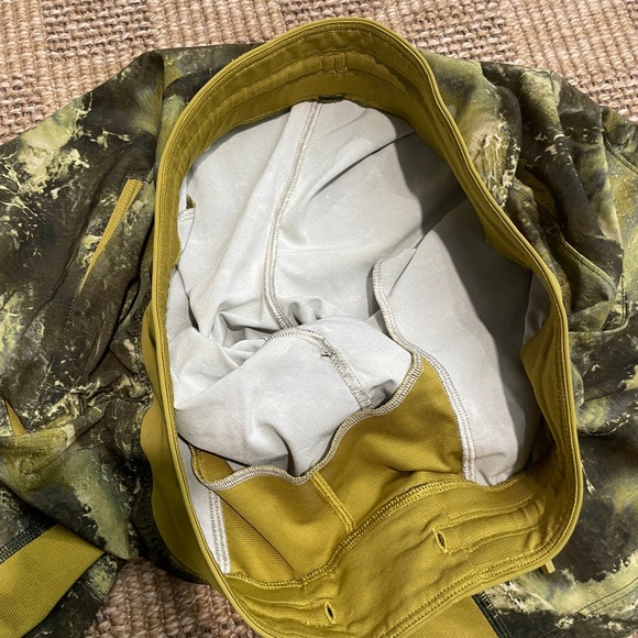 Lululemon T.H.E. Men's Linerless Shorts, 9", Size L - Picture 4 of 7